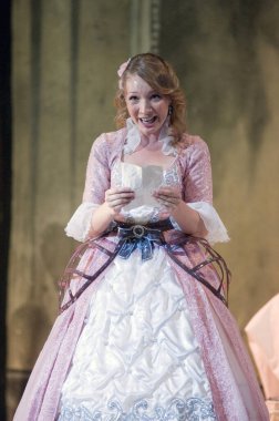 DNIPROPETROVSK, UKRAINE 25 HAZİRAN: Dnepropetrovsk Devlet Opera ve Bale Tiyatrosu üyeleri 25 Haziran 2011 'de Ukrayna' nın Dnipropetrovsk kentinde 