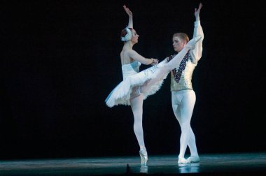 DNIPROPETROVSK, UKRAINE - 23 Nisan: Kuğu Gölü balesi Dnepropetrovsk Opera ve Bale Tiyatrosu tarafından 23 Nisan 2011 'de Dnipropetrovsk, Ukrayna' da sahnelendi.