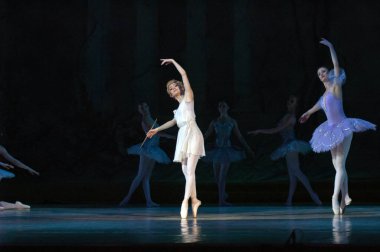 DNEPROPETROVSK, UKRAINE - 13 Haziran: Dnepropetrovsk Devlet Opera ve Bale Tiyatrosu üyeleri 13 Haziran 2012 'de Dnepropetrovsk, Ukrayna' da 