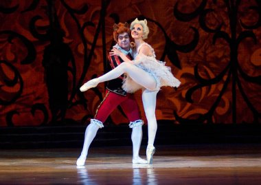 DNEPROPETROVSK, UKRAINE - 10 Haziran: Uyuyan Güzellik balesi Dnepropetrovsk Opera ve Bale Tiyatrosu tarafından 10 Haziran 2010 'da Dnepropetrovsk, Ukrayna' da sahnelendi