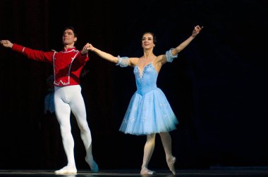 DNEPROPETROVSK, UKRAINE - 18 Şubat 2011 'de Dnepropetrovsk, Ukrayna' da Dnepropetrovsk Opera ve Bale Tiyatrosu 'nda ünlü dansçılar Anna Dorosh ve Maxim Chepik.