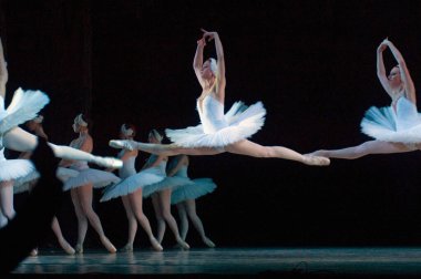 DNIPROPETROVSK, UKRAINE - 23 Nisan: Kuğu Gölü balesi Dnepropetrovsk Opera ve Bale Tiyatrosu tarafından 23 Nisan 2011 'de Dnipropetrovsk, Ukrayna' da sahnelendi..