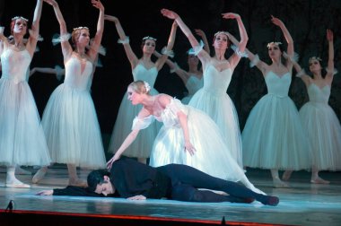 DNEPROPETROVSK, UKRAINE - 25 Mart: Dnepropetrovsk Devlet Opera ve Bale Tiyatrosu üyeleri 25 Mart 2012 'de Dnepropetrovsk, Ukrayna' da 