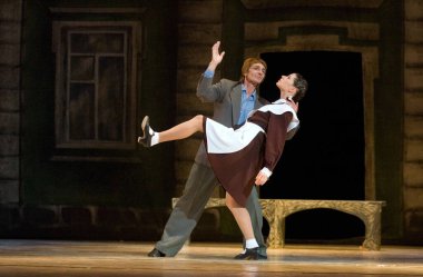 DNEPROPETROVSK, UKRAINE - 12 Mayıs: Dnepropetrovsk Devlet Opera ve Bale Tiyatrosu üyeleri 12 Mayıs 2011 'de Dnepropetrovsk, Ukrayna' da 