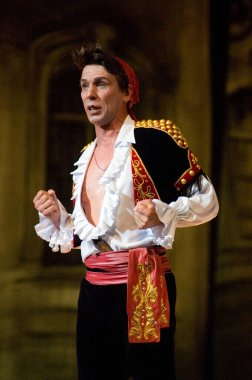 DNIPROPETROVSK, UKRAINE 25 HAZİRAN: Dnepropetrovsk Devlet Opera ve Bale Tiyatrosu üyeleri 25 Haziran 2011 'de Ukrayna' nın Dnipropetrovsk kentinde 