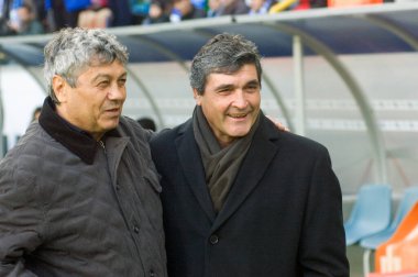 DNEPROPETROVSK, UKRAINE - NOVEMBER 30 Kasım 2010 tarihinde Ukrayna Şampiyonası karşılaşması öncesinde FC Shakhtar Donetsk Mircea Lucescu (L) teknik direktörü ve FC Dnepr Dnepropetrovsk Huante Ramos teknik direktörü Dnepr- Shakhtar, Ukrayna.