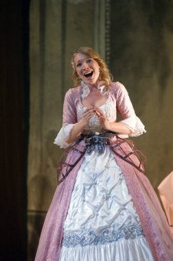 DNIPROPETROVSK, UKRAINE 25 HAZİRAN: Dnepropetrovsk Devlet Opera ve Bale Tiyatrosu üyeleri 25 Haziran 2011 'de Ukrayna' nın Dnipropetrovsk kentinde 