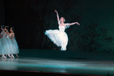 DNEPROPETROVSK, UKRAINE - 25 Mart: Dnepropetrovsk Devlet Opera ve Bale Tiyatrosu üyeleri 25 Mart 2012 'de Dnepropetrovsk, Ukrayna' da 