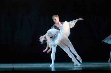 DNIPROPETROVSK, UKRAINE - 23 Nisan: Kuğu Gölü balesi Dnepropetrovsk Opera ve Bale Tiyatrosu tarafından 23 Nisan 2011 'de Dnipropetrovsk, Ukrayna' da sahnelendi.