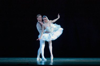 DNIPROPETROVSK, UKRAINE - 23 Nisan: Kuğu Gölü balesi Dnepropetrovsk Opera ve Bale Tiyatrosu tarafından 23 Nisan 2011 'de Dnipropetrovsk, Ukrayna' da sahnelendi.