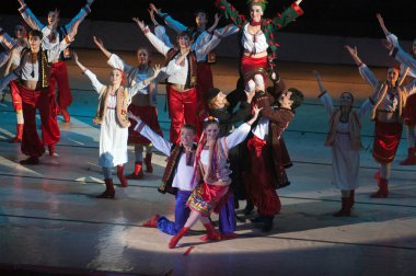 DNEPROPETROVSK, UKRAINE - 13 Ocakta Ukrayna 'nın Dnepropetrovsk şehrinde 13 Ocak 2012' de Dnepropetrovsk Opera ve Bale Tiyatrosu tarafından sahnelenen Noel balesinden bir gece önce 