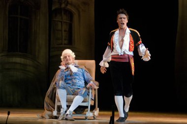 DNIPROPETROVSK, UKRAINE 25 HAZİRAN: Dnepropetrovsk Devlet Opera ve Bale Tiyatrosu üyeleri 25 Haziran 2011 'de Ukrayna' nın Dnipropetrovsk kentinde 