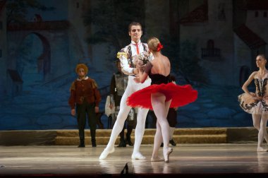 DNEPROPETROVSK, UKRAINE - 13 Haziran: Dnepropetrovsk Devlet Opera ve Bale Tiyatrosu üyeleri 13 Haziran 2012 'de Dnepropetrovsk, Ukrayna' da 