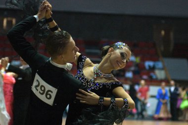 DNIPROPETROVSK, UKRAINE - 24 Eylül: DNEPR 2011 Dünya Dans Yarışması sırasında dans pozu veren kimliği belirsiz bir çift 24 Eylül 2011 tarihinde Dnipropetrovsk, Ukrayna 'da.