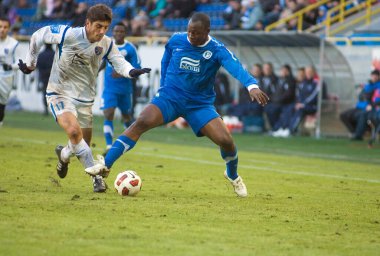 DNIPROPETROVSK, UKRAINE Mart, 6: Rivas of FC Dnipro (R), Uk sırasında Shinder of FC Tavriya (L) ile top için mücadele eder. Şampiyonluk maçı 6 Mart 2011 'de Dnipropetrovsk' ta. 