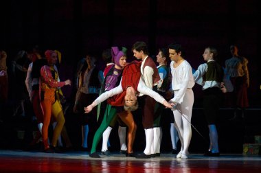 DNEPROPETROVSK, UKRAINE - 29 Nisan: Dnepropetrovsk Opera ve Bale Tiyatrosu üyeleri 