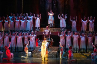 DNIPROPETROVSK, UKRAINE - 6 Ekim: Dnepropetrovsk Devlet Opera ve Bale Tiyatrosu üyeleri 6 Ekim 2012 'de Ukrayna' nın Dnipropetrovsk kentinde Aida 'yı sahneledi. 