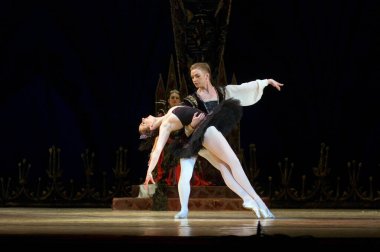 DNIPROPETROVSK, UKRAINE - 23 Nisan: Kuğu Gölü balesi Dnepropetrovsk Opera ve Bale Tiyatrosu tarafından 23 Nisan 2011 'de Dnipropetrovsk, Ukrayna' da sahnelendi..