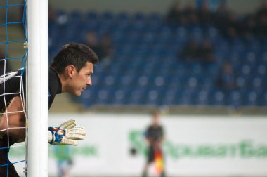 DNEPROPETROVSK, UKRAINE OCT.31: FC Illichivec kalecisi Rustam Khudzhamov Ukrayna Kupası karşılaşmasında 31 Ekim 2012 tarihinde Dnepropetrovsk, Ukrayna 'da FC Dnipro' ya karşı 