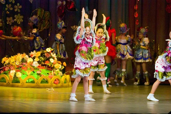 Dnepropetrovsk Ukraine June Unidentified Children Years Perform Musical Spectacle Neznaika — Stock Photo, Image