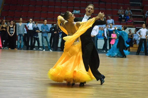 Dnipropetrovsk Ucrânia Setembro Casal Dança Não Identificado Uma Pose Dança — Fotografia de Stock