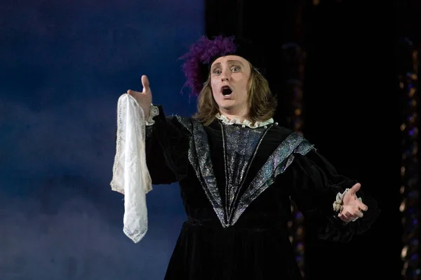 DNIPROPETROVSK, UKRAINE MAYIS 14: Dnepropetrovsk Devlet Opera ve Bale Tiyatrosu üyeleri 14 Mayıs 2011 'de Dnipropetrovsk, Ukrayna' da Othello 'yu sahneledi. 