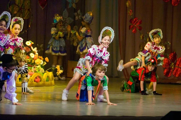 Dnepropetrovsk Ucrania Junio Niños Identificados Años Realizan Espectáculo Musical Neznaika — Foto de Stock