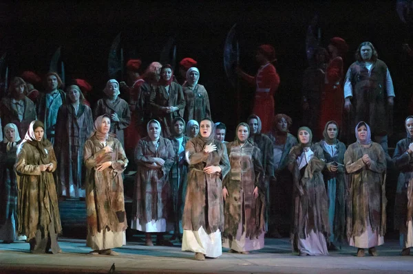 DNIPROPETROVSK, UKRAINE NOVEMBER 24: Dnepropetrovsk Devlet Opera ve Bale Tiyatrosu üyeleri 