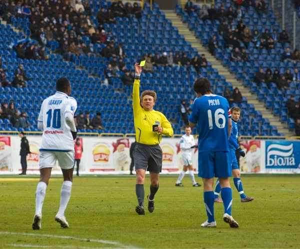 Dnipropetrovsk Ukraine オレグDerevinskij 3月にFcタブリヤに対するウクライナ選手権の試合中にFcドニプロペトロフスクの黄色のカードアンドリー ルソルを提示します6 2011 — ストック写真