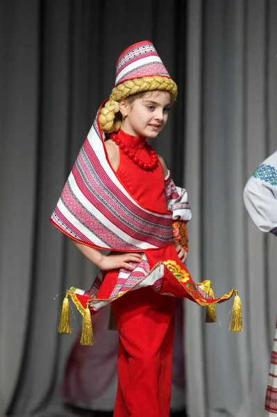 Dnepropetrovsk Ukraine Marca Ukraińska Dziewczyna Pokazuje Swoje Ubrania Dla Niezidentyfikowanego — Zdjęcie stockowe