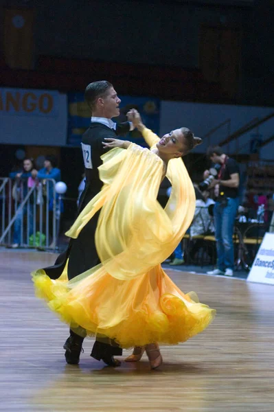 Dnipropetrovsk Ucraina Settembre Una Coppia Danza Non Identificata Posa Ballo — Foto Stock