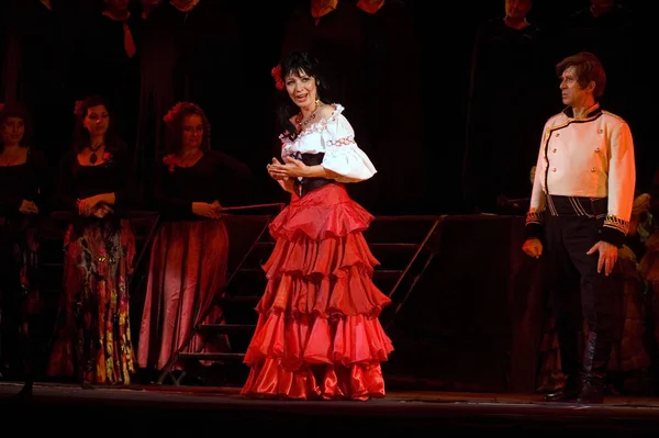 DNIPROPETROVSK, UKRAINE 3 Haziran: Dnepropetrovsk Devlet Opera ve Bale Tiyatrosu üyeleri 3 Haziran 2011 'de Dnipropetrovsk, Ukrayna' da 