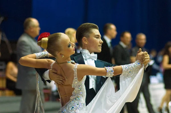 Dnipropetrovsk Ucrania Septiembre Una Pareja Baile Identificada Una Pose Baile —  Fotos de Stock