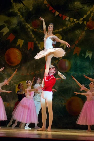 Dnepropetrovsk Ukraine 2月18 有名なダンサーアンナ ドーシュとマキシム チェピックは ウクライナのDnepropetrovskで2011年2月18日にDnepropetrovsk歌劇場とバレエ劇場でくるみ割り人形バレエで — ストック写真