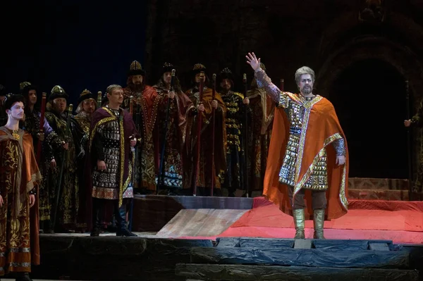 Dnipropetrowsk Ukraine Styczeń Członkowie Dniepropietrowskiego Państwowego Teatru Opery Baletu Wykonują — Zdjęcie stockowe