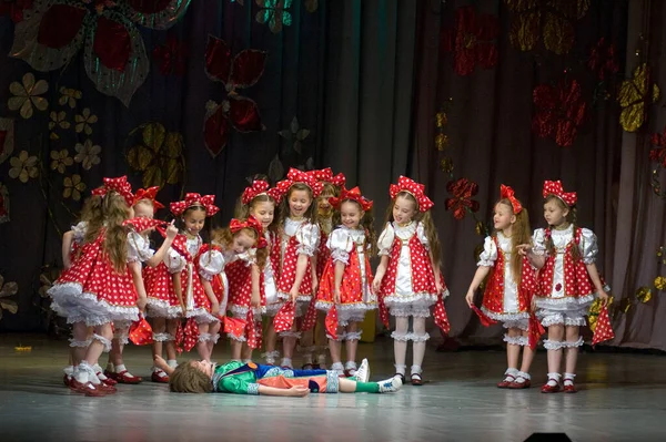Днепропетровск Украина Июня 2011 Года Неопознанные Дети Возрасте Лет Исполняют — стоковое фото