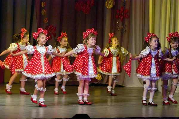 Dnepropetrovsk Ukraine Juni Oidentifierade Barn Åldrarna Utför Musikspektakel Neznaika Den — Stockfoto