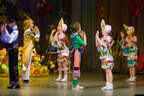 Dnepropetrovsk Ukraine June Unidentified Children Years Perform Musical Spectacle Neznaika — Stock Photo, Image