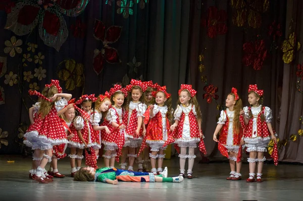 Dnepropetrovsk Ukraine Juni Oidentifierade Barn Åldrarna Utför Musikspektakel Neznaika Den — Stockfoto