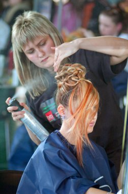 DNEPROPETROVSK, UKRAINE - 28 Mart 2008 'de Ukrayna' nın başkenti Dnepropetrovsk 'ta kuaförlük, manikür estetiği ve genç UKRAINE Yetenekleri yarışması için model hazırlığı