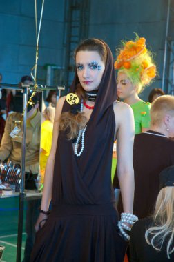 DNEPROPETROVSK, UKRAINE - 22 Mart 2007 'de Ukrayna' nın başkenti Dnepropetrovsk 'ta kuaförlük, manikür, manikür estetiği ve genç UKRAINE Yetenekleri dalında kulise hazırlanır.