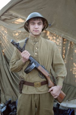 DNEPROPETROVSK, UKRAINE - 29 Ekim 2013 'te Ukrayna' nın başkenti Dnepropetrovsk 'ta yapılan tarihi yeniden canlandırma sırasında Kızıl Yıldız tarih kulübünün bir üyesi Sovyet üniforması giyiyor.