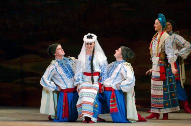 DNIPROPETROVSK, UKRAINE - 21 Kasım 2014 Dnipropetrovsk, Ukrayna 'da Folklor Ensemble SLAVUTYCH üyeleri UKRAINE' ı sahneledi.