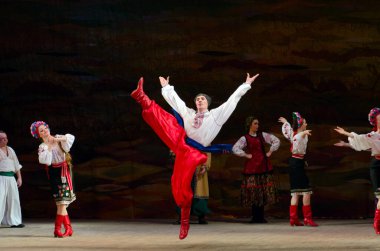 DNIPROPETROVSK, UKRAINE - 21 Kasım 2014 Dnipropetrovsk, Ukrayna 'da Folklor Ensemble SLAVUTYCH üyeleri UKRAINE' ı sahneledi.