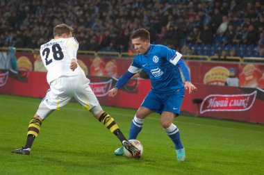 DNIPROPETROVSK, UKRAINE - DEC. 6: Yevhen Konoplyanka (R) FC AIK 'den Victor Lundberg ile 6 Aralık 2012 tarihinde Dnipropetrovsk' ta oynanan Avrupa Ligi karşılaşması sırasında top için mücadele etmektedir.
