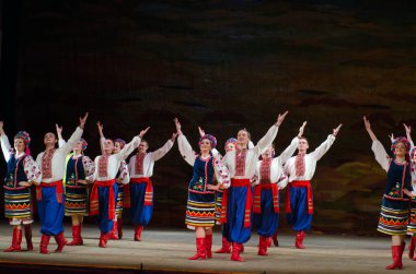DNIPROPETROVSK, UKRAINE - 21 Kasım 2014 Dnipropetrovsk, Ukrayna 'da Folklor Ensemble SLAVUTYCH üyeleri UKRAINE' ı sahneledi.