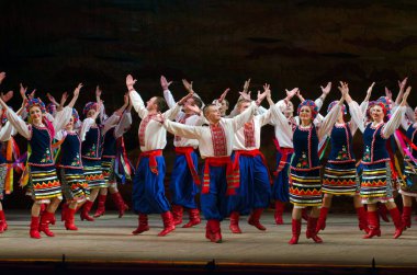 DNIPROPETROVSK, UKRAINE - 21 Kasım 2014 Dnipropetrovsk, Ukrayna 'da Folklor Ensemble SLAVUTYCH üyeleri UKRAINE' ı sahneledi.