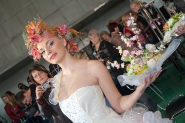 DNEPROPETROVSK, UKRAINE - 28 Mart 2008 'de Ukrayna' nın başkenti Dnepropetrovsk 'ta kuaförlük, tırnak estetiği dallarında kulise hazırlanır ve UKRAINE' ın Genç Yetenekleri 'ni çeker.