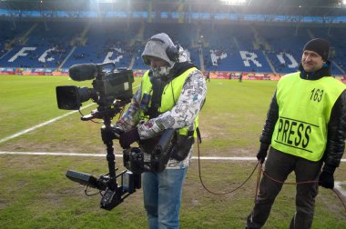 DNEPROPETROVSK, UKRAINE - 2 Mart 2013 tarihinde Dnepropetrovsk 'ta oynanan Ukrayna FC Dnipro-FC Arsenal Şampiyonası karşılaşması öncesinde Anton Borzenkov video fotoğrafçısı (C) iş başında