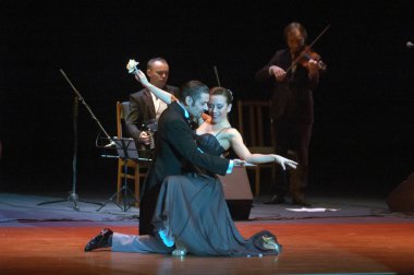 DNIPROPETROVSK, UKRAINE - 4 Aralık 2013 'te Dnipropetrovsk, Ukrayna' da düzenlenen World Stars Tango gösterisinde dansçılar Janina Quinones ve Neri Piliu (Arjantin, Buenos Aires)